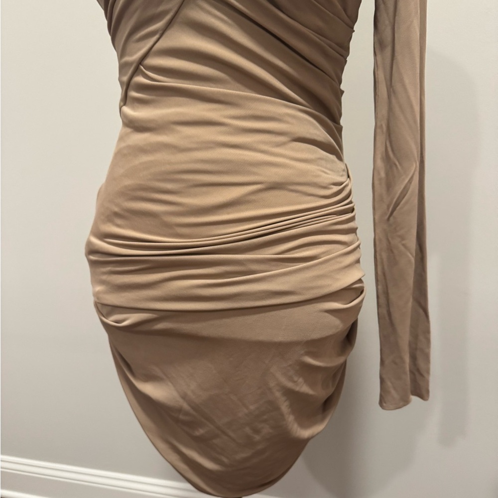 ASO SERENA VAN DER WOODSEN One-Shoulder Beige Dress - Picture 4 of 12